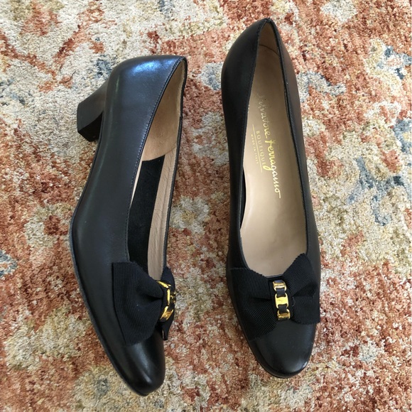 🖤Salvatore Ferragamo kitten heels🖤